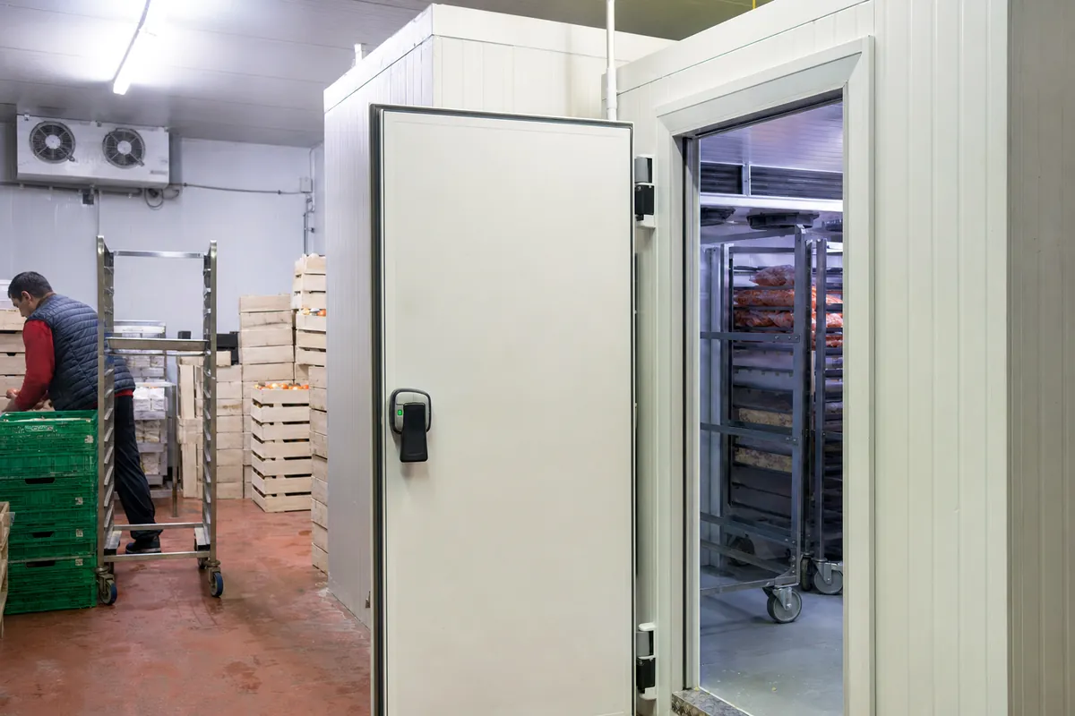 magasin avec chambre froide négative modulaire installée