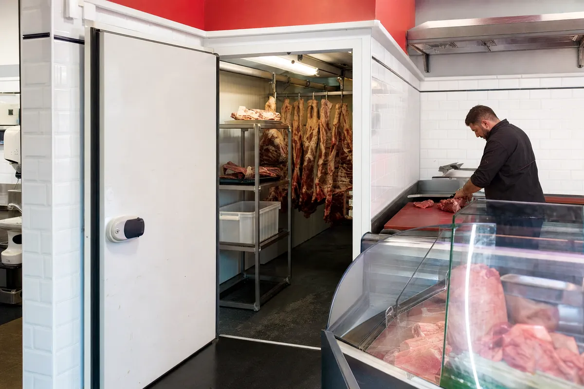 agencement de boucherie avec porte battante